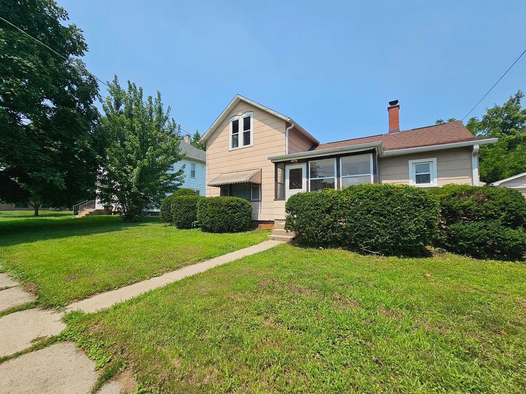 Photo for 302 E Park Street, Morrison, IL 61270 (MLS # 12434407)