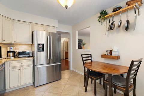 Tiny photo for 993 W Longmeadow Court #1028, Lake Barrington, IL 60010 (MLS # 12624333)