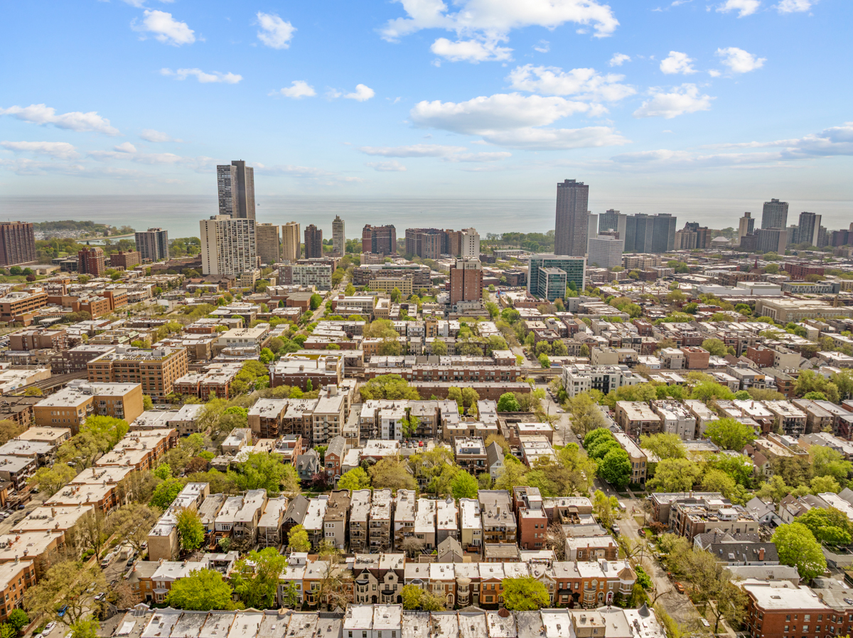 3809 N Kenmore Avenue