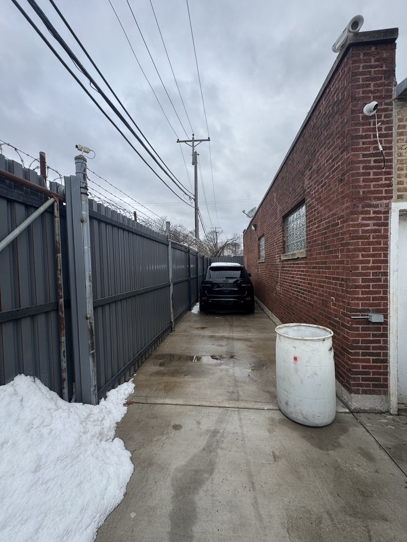 3327 W Columbus Avenue