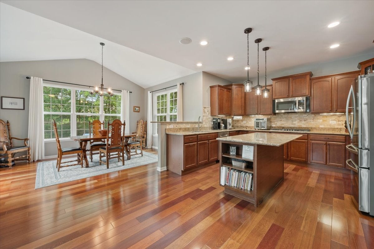 9 Lake Vista Court