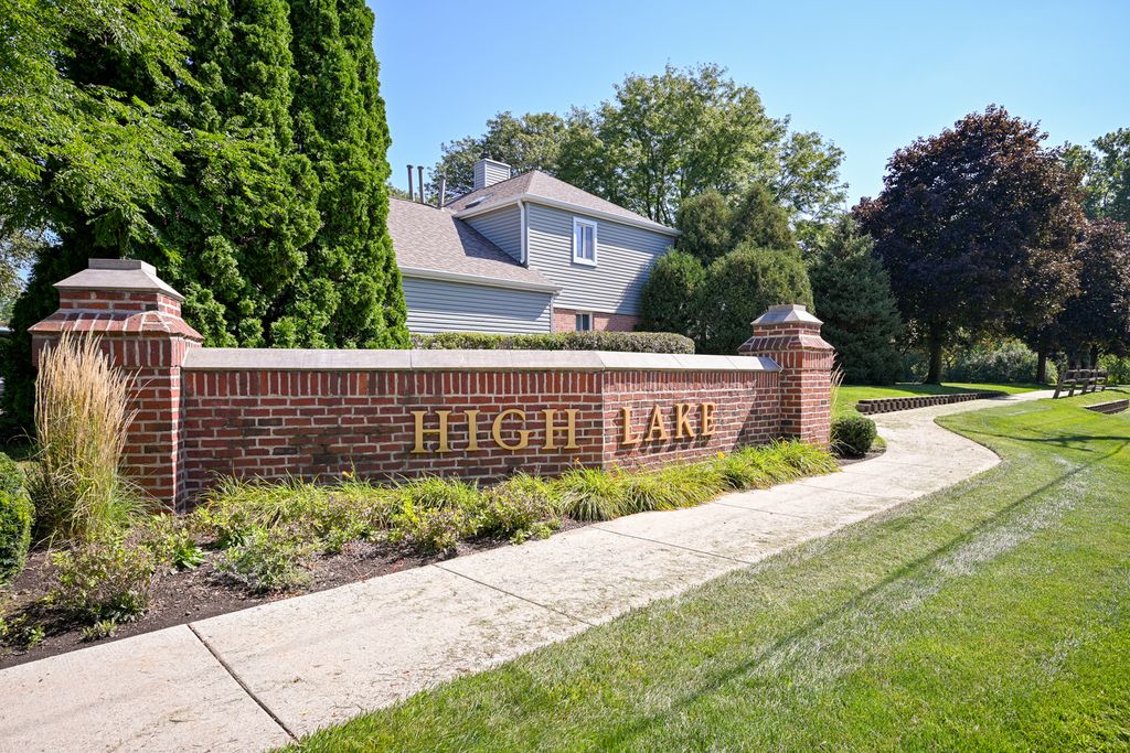 Photo for 0N069 Windermere Road #2301, Winfield, IL 60190 (MLS # 12441334)