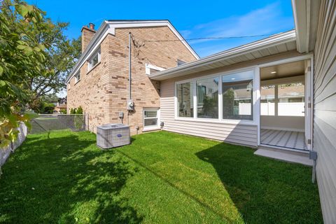Tiny photo for 1025 N KNIGHT Avenue, Park Ridge, IL 60068 (MLS # 12497417)