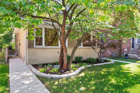 Photo of 8219 Lowell Avenue, Skokie, IL 60076 (MLS # 12476344)