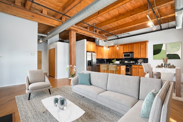 1740 N MAPLEWOOD Avenue 218