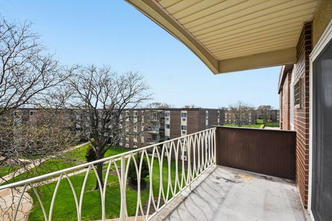 Tiny photo for 1331 S Finley Road #413, Lombard, IL 60148 (MLS # 12617328)