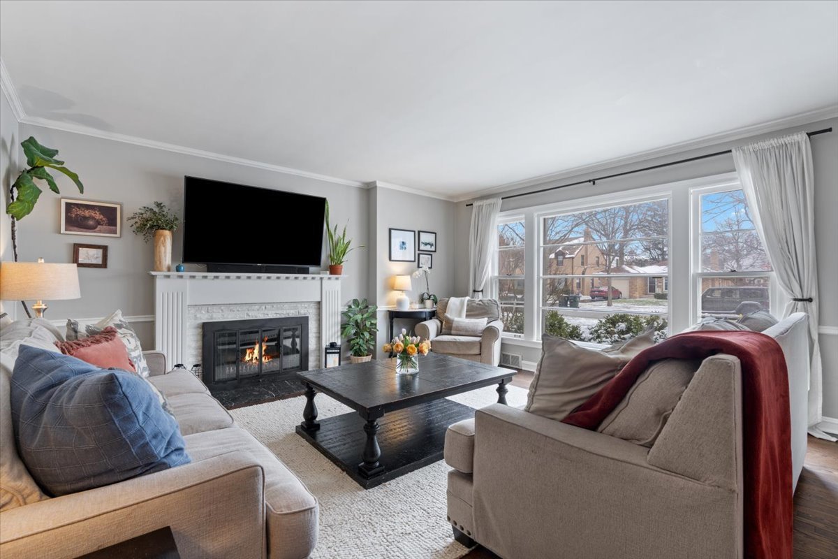 1104 S LINCOLN Avenue