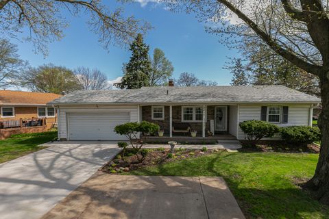 Photo of 2417 Hickory Grove Road, Davenport, IA 52804 (MLS # 12623417)