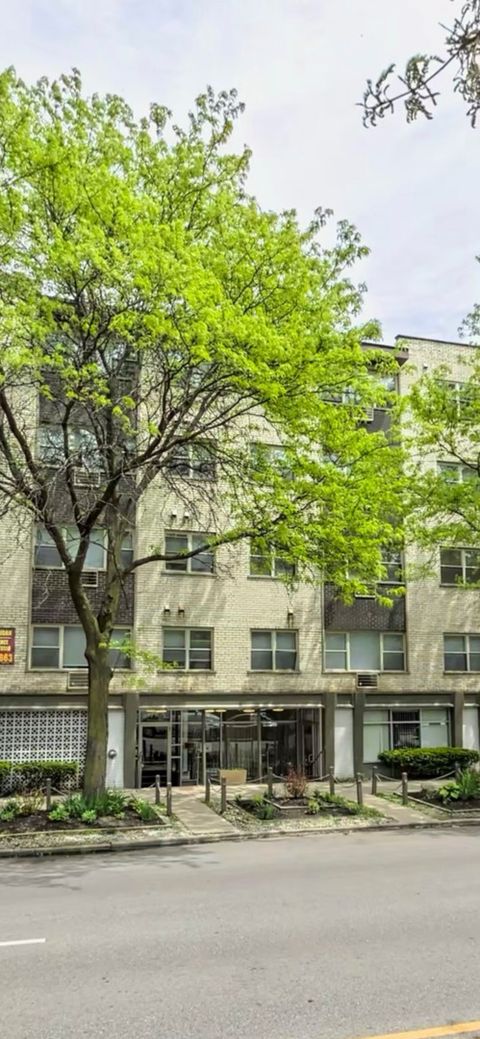 6919 N Sheridan Road 210 Chicago IL 60626