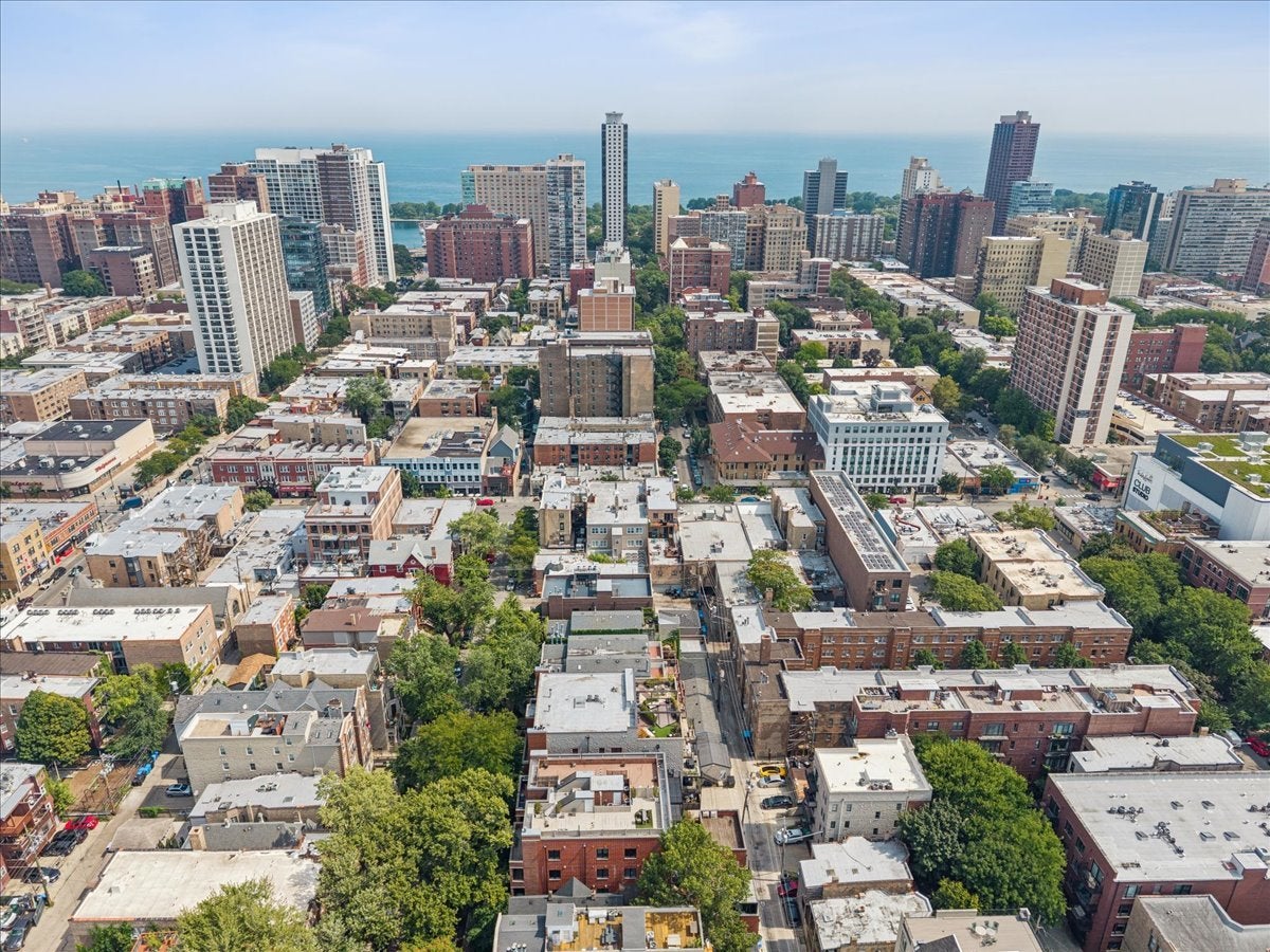 639 W Briar Place 3E
