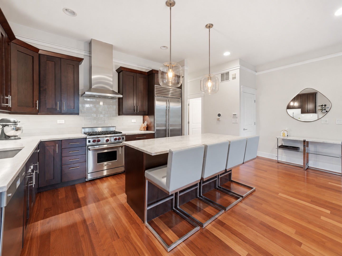 639 W Briar Place 3E