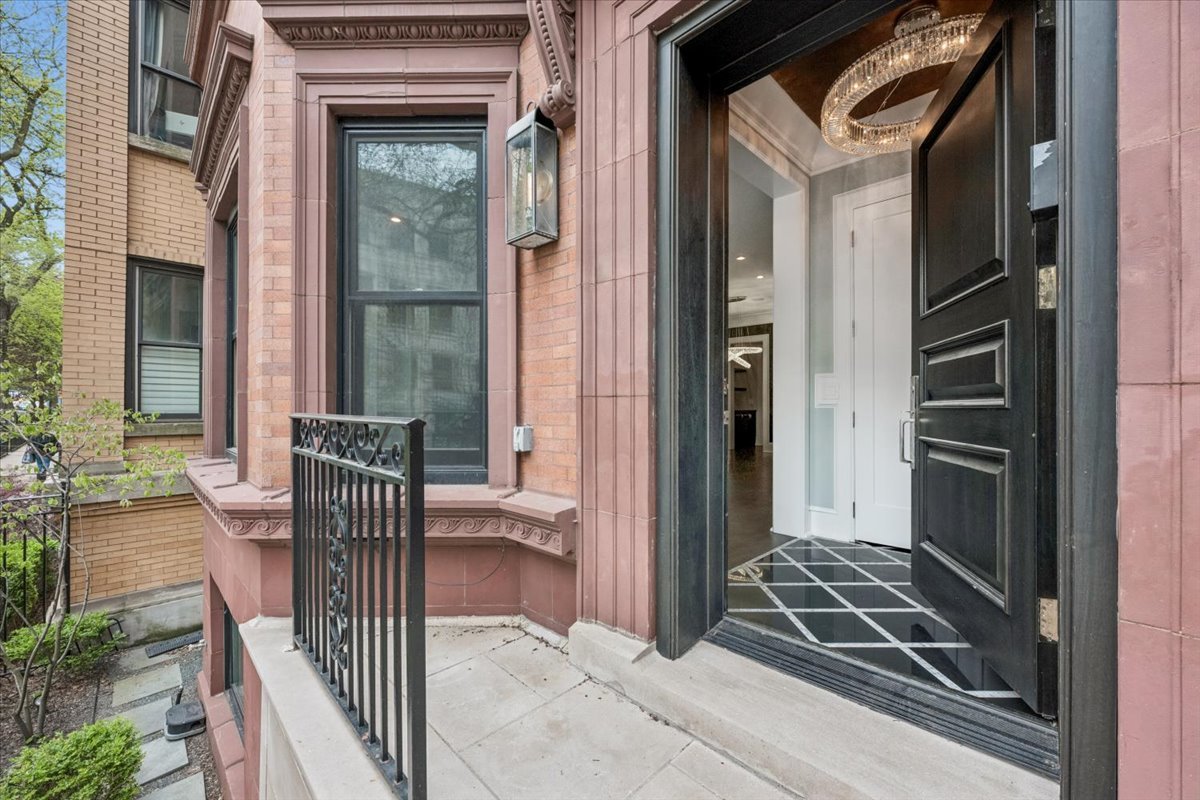 458 W Deming Place