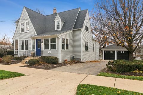 Tiny photo for 202 E Hillside Avenue, Barrington, IL 60010 (MLS # 12526594)