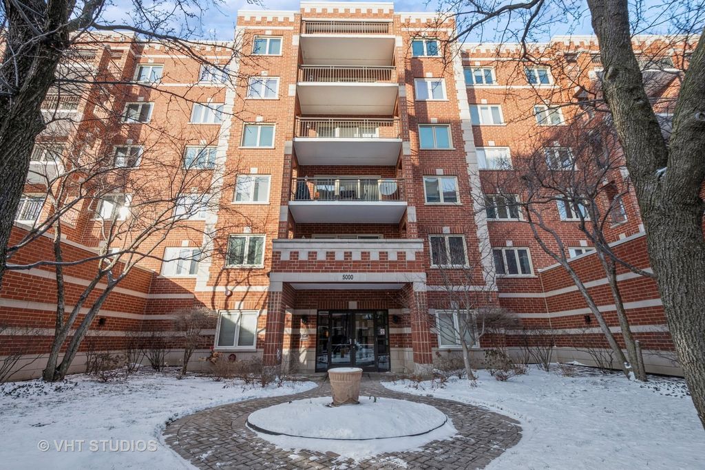 Photo for 5000 Oakton Street E #505, Skokie, IL 60077 (MLS # 11950108)