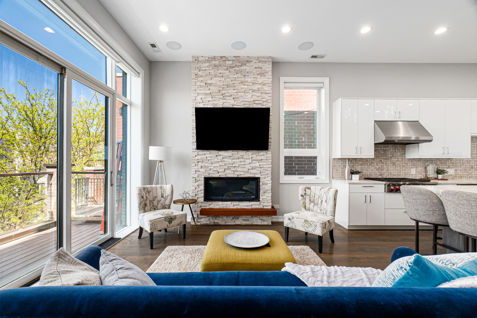 1513 W Walton Street 3