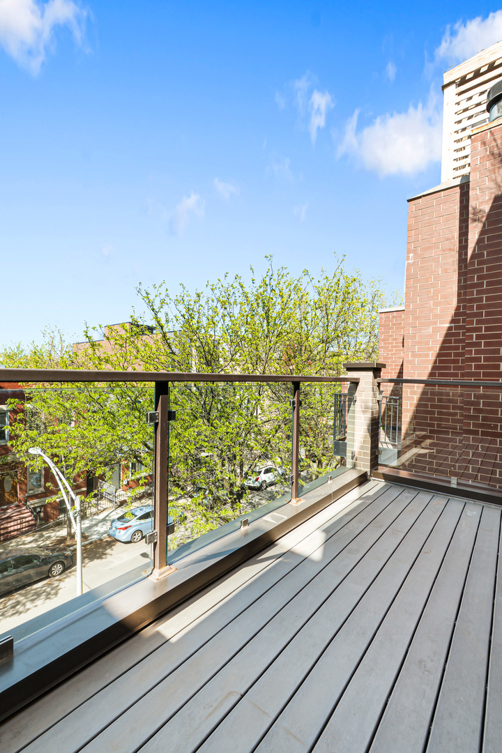 1513 W Walton Street 3