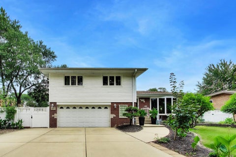 Photo of 911 S Elmhurst Road, Mount Prospect, IL 60056 (MLS # 12765396)