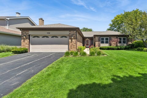 Photo of 1108 E Oxford Lane, Arlington Heights, IL 60004 (MLS # 12686864)