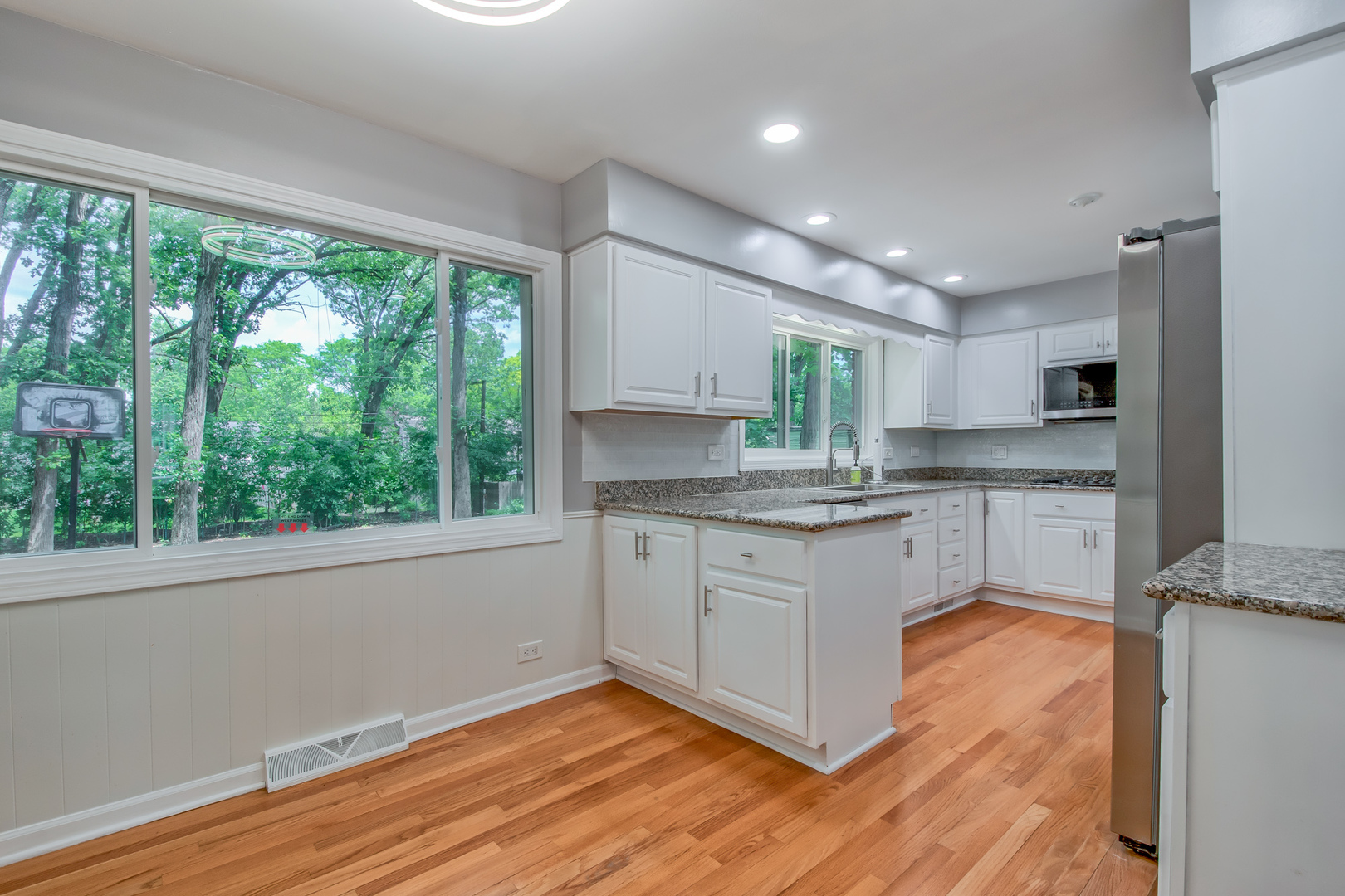 104 E Louis Avenue