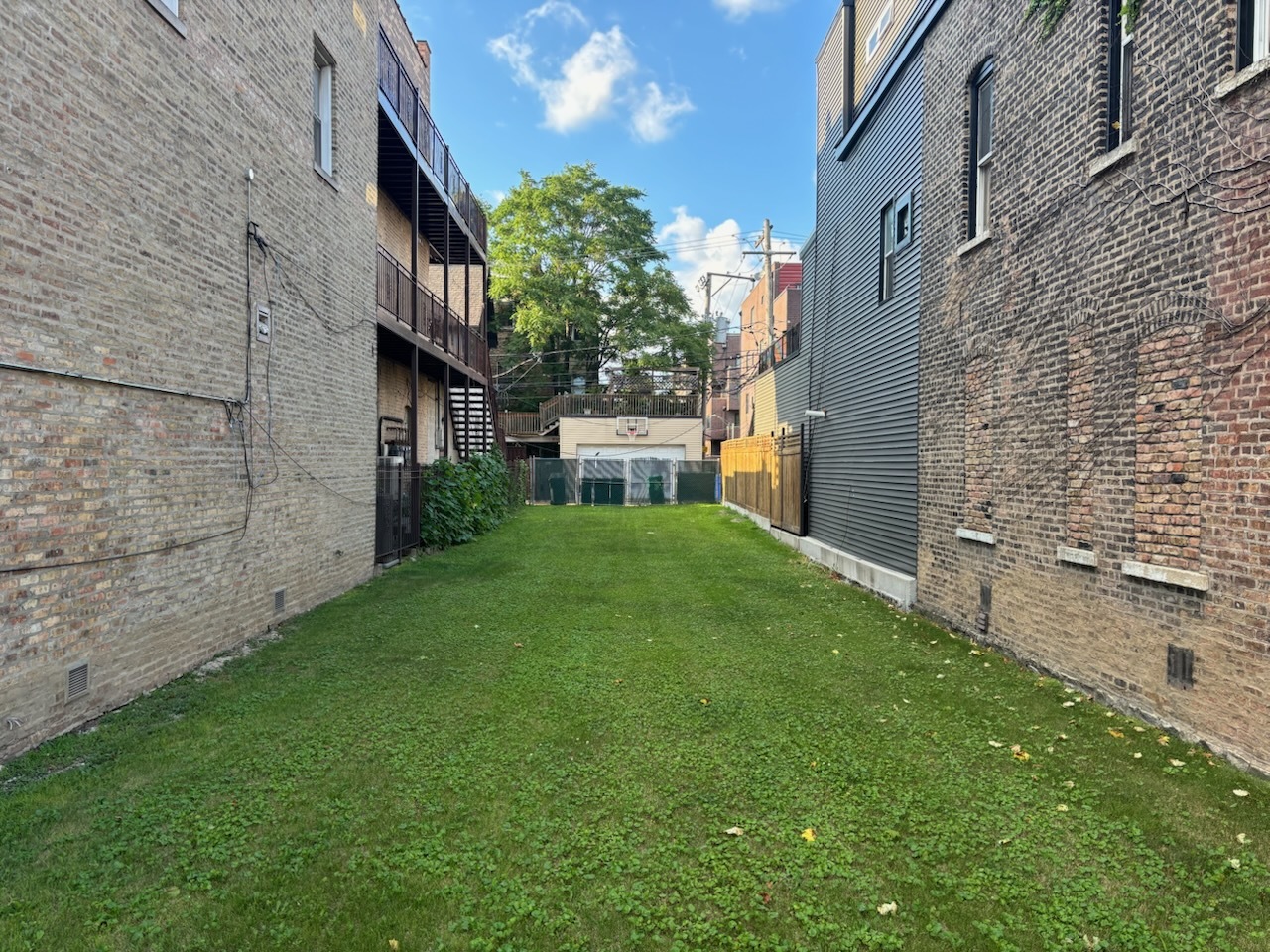 2150 W Chicago Avenue