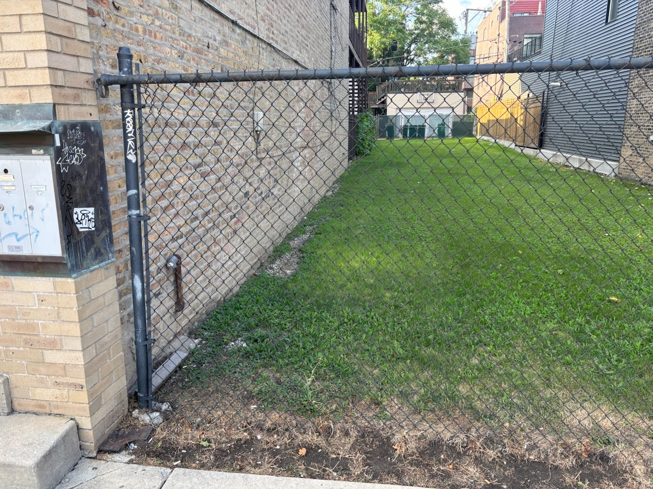 2150 W Chicago Avenue