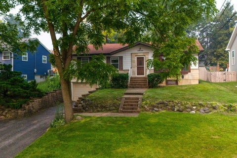 Tiny photo for 33192 N Cove Road, Grayslake, IL 60030 (MLS # 12697255)