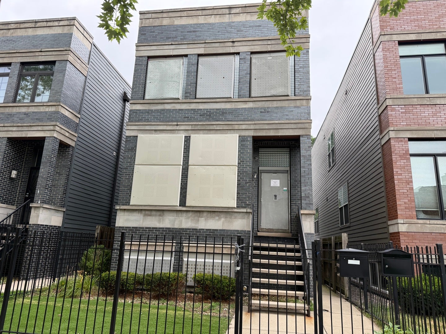544 E 46th Place