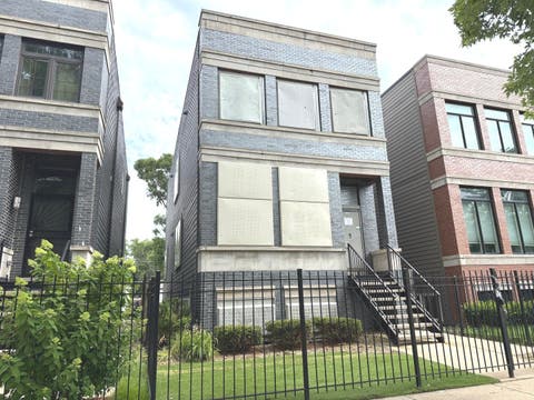 Photo of 544 E 46th Place, Chicago, IL 60653 (MLS # 12725475)