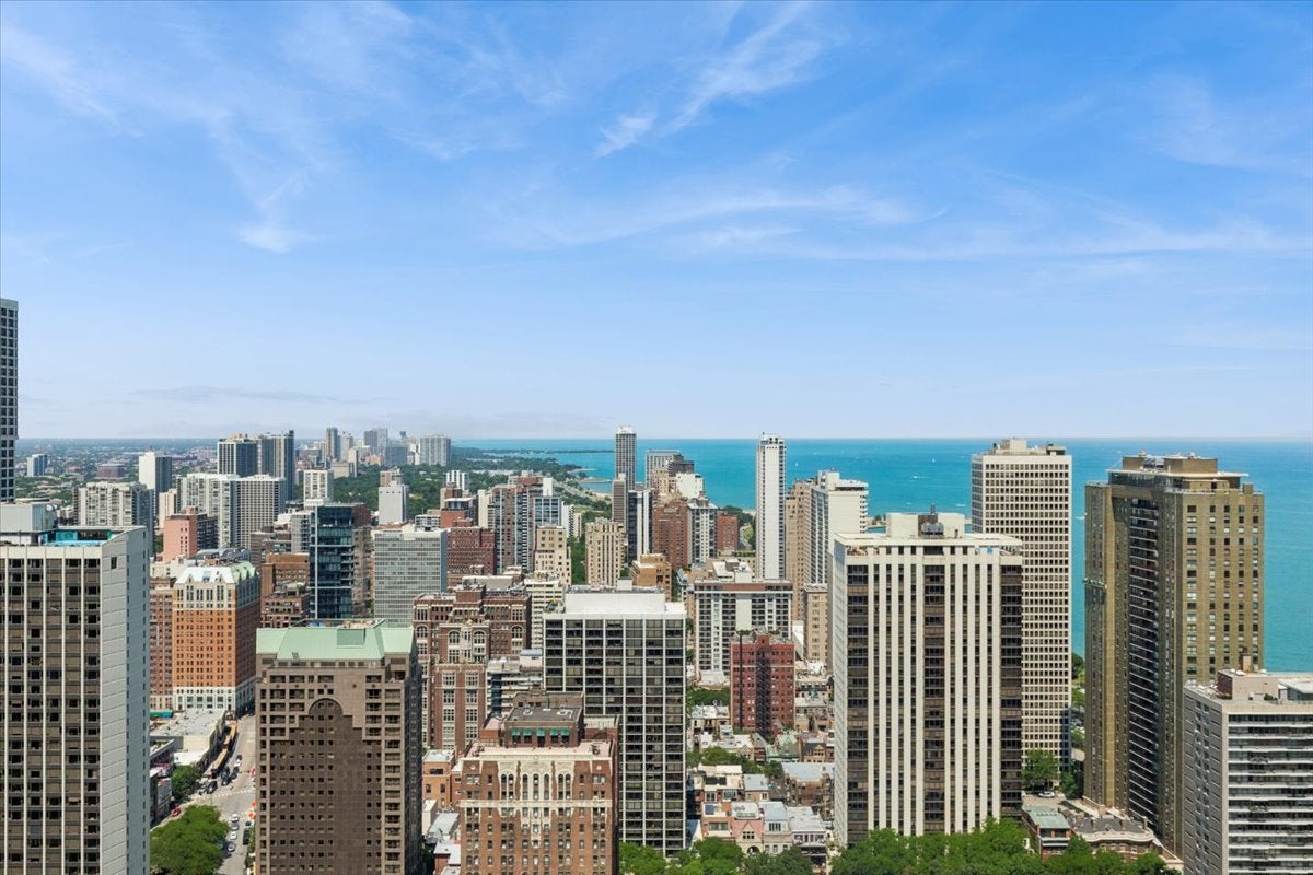 57 E Delaware Place 3905
