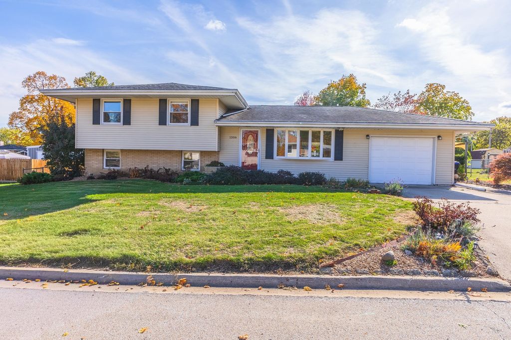 Photo for 1306 Anderson Street, Bloomington, IL 61701 (MLS # 12505217)