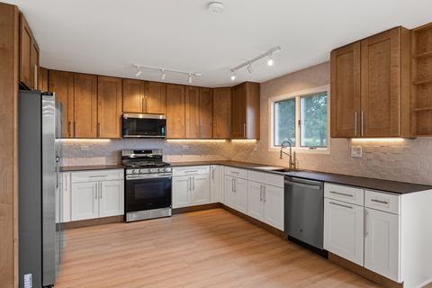 Tiny photo for 747 Jamestowne Court, Sleepy Hollow, IL 60118 (MLS # 12394912)