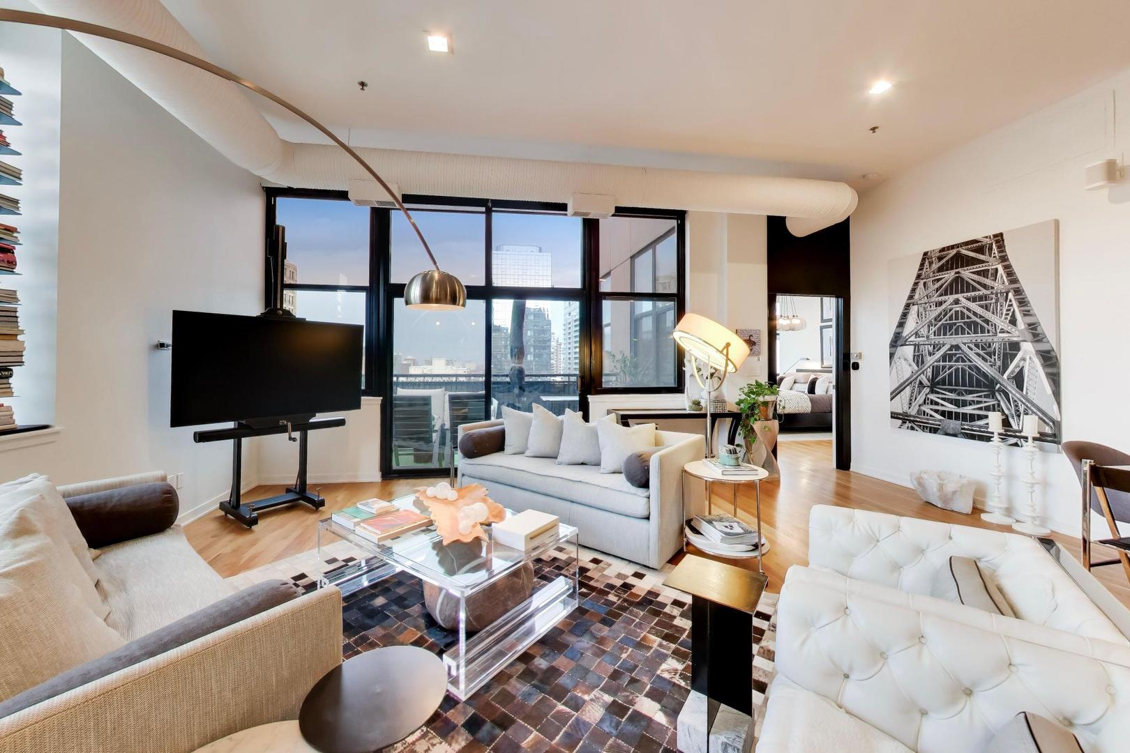 547 S Clark Street 1403