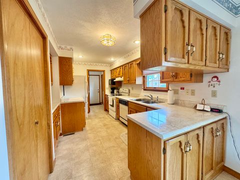 Tiny photo for 31 Colonial Drive, Clinton, IL 61727 (MLS # 12464539)
