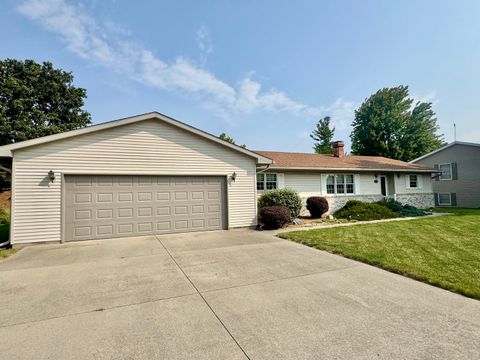 Photo of 31 Colonial Drive, Clinton, IL 61727 (MLS # 12464539) Photo of 31 Colonial Drive, Clinton, IL 61727 (MLS # 12464539)