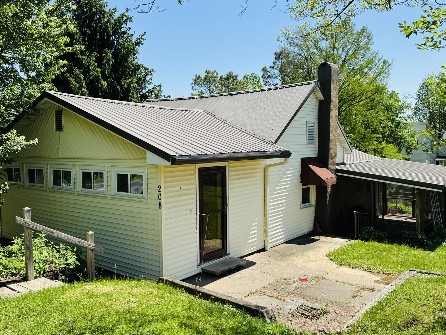 208 W Poplar Street