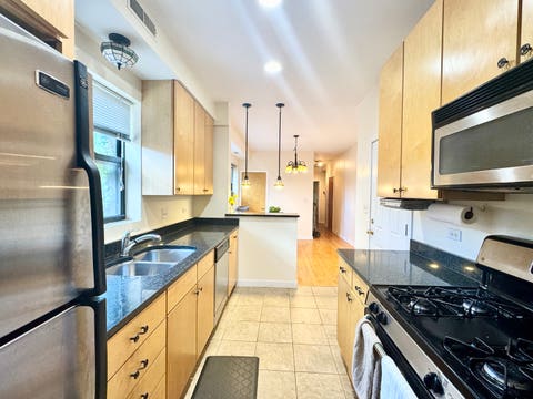 Tiny photo for 6827 N Lakewood Avenue #2E, Chicago, IL 60626 (MLS # 12666951)