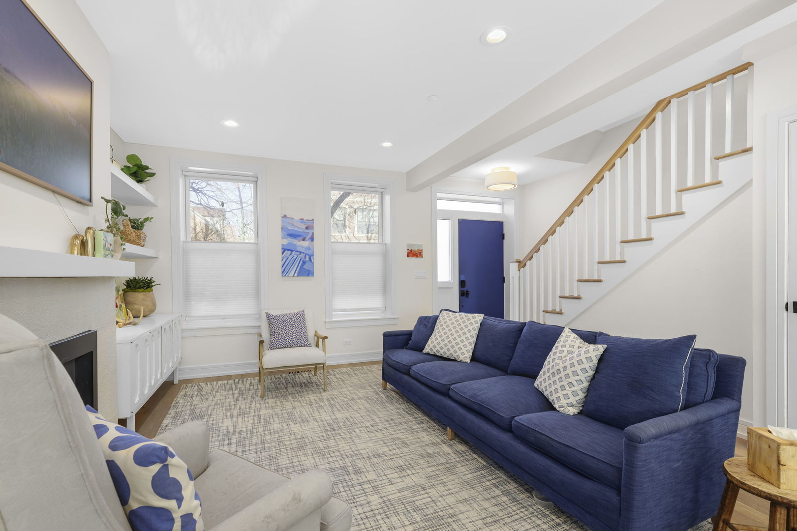 2037 W MCLEAN Avenue