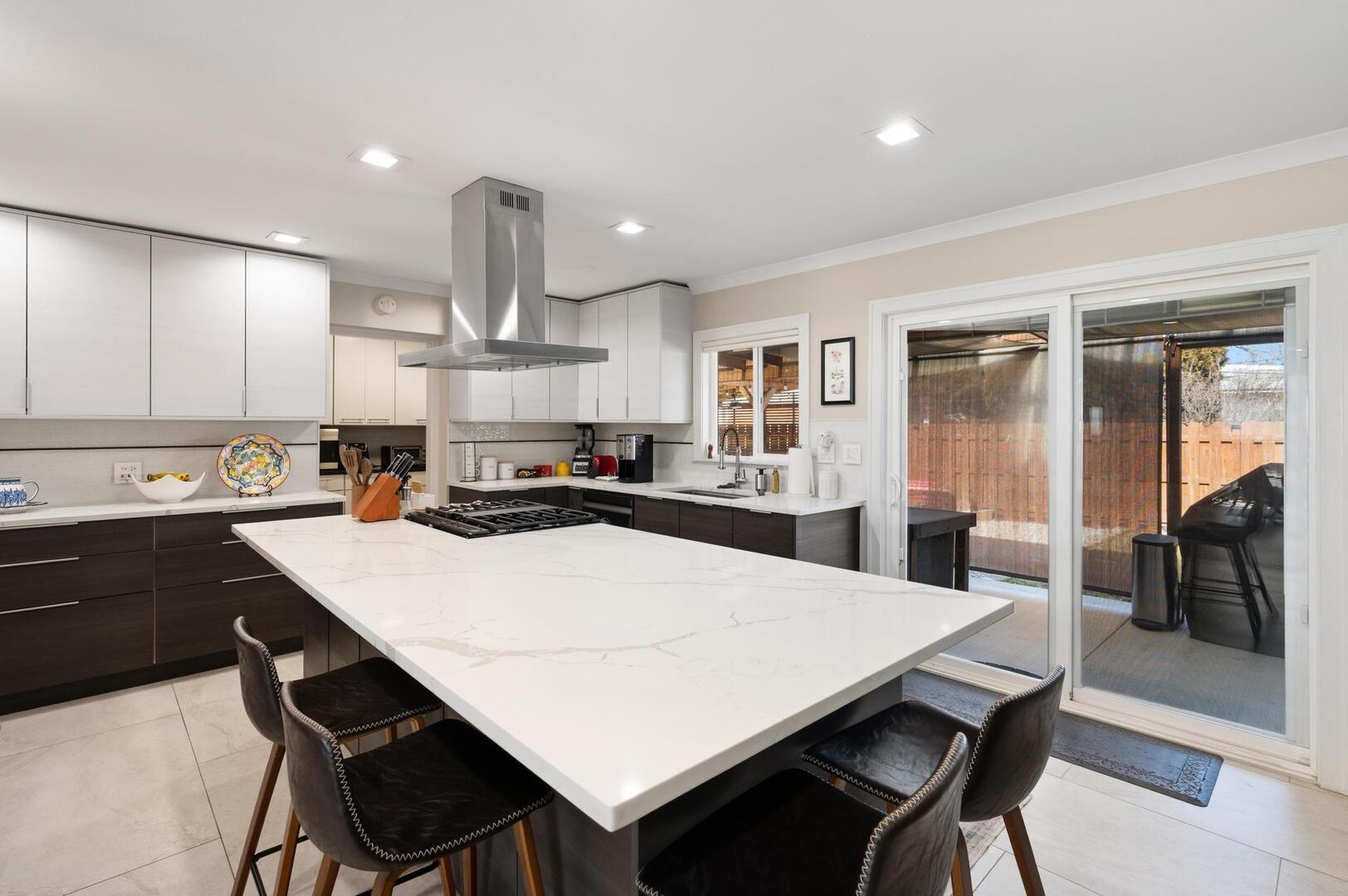 7830 W CARMEN Avenue