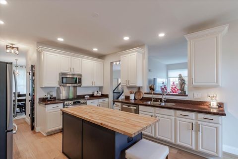 Tiny photo for 4 Forest Cove Court, Streamwood, IL 60107 (MLS # 12641421)
