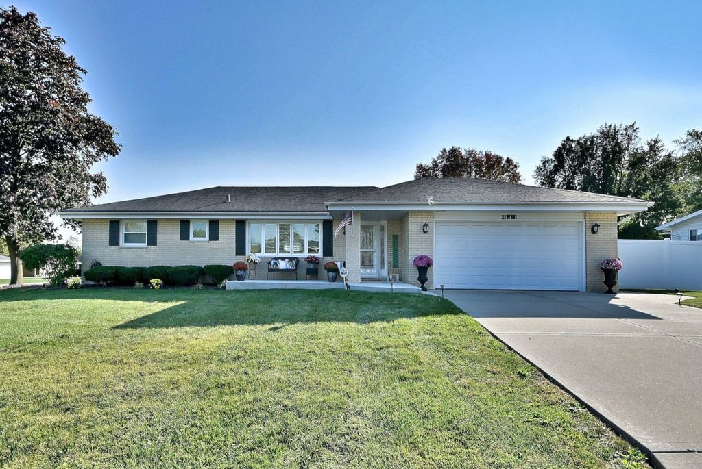 Photo for 21W181 NORTH Lane, Itasca, IL 60143 (MLS # 12489242)