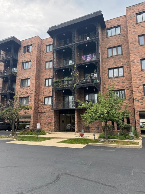 Photo of 9374 Landings Lane #201, Des Plaines, IL 60016 (MLS # 12746842)