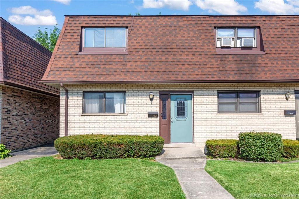 Photo for 7526 S Cork Avenue #7526, Justice, IL 60458 (MLS # 12416737)