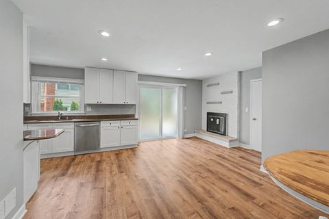 Tiny photo for 1704 S Highland Avenue, Arlington Heights, IL 60005 (MLS # 12689341)