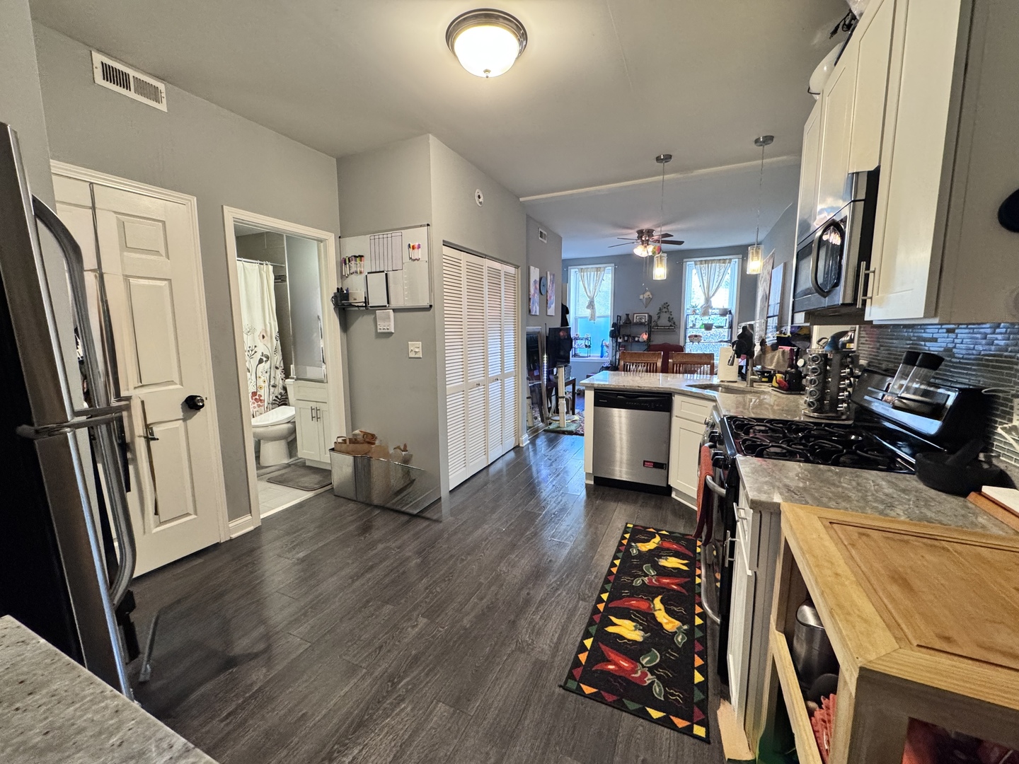 1300 N Greenview Avenue 1F