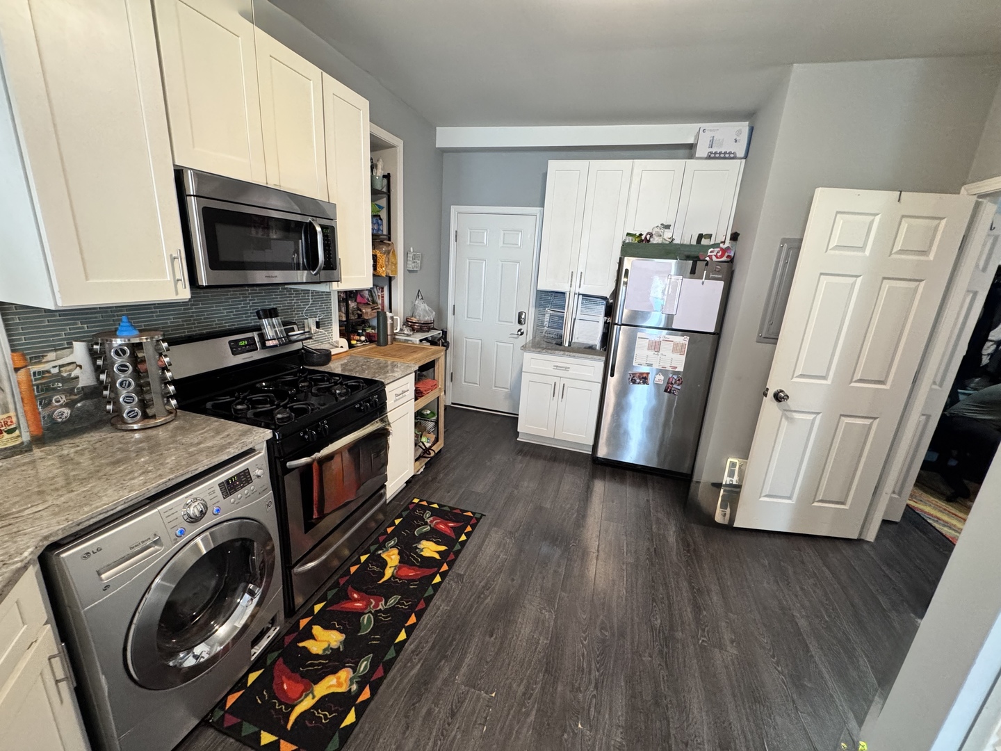 1300 N Greenview Avenue 1F