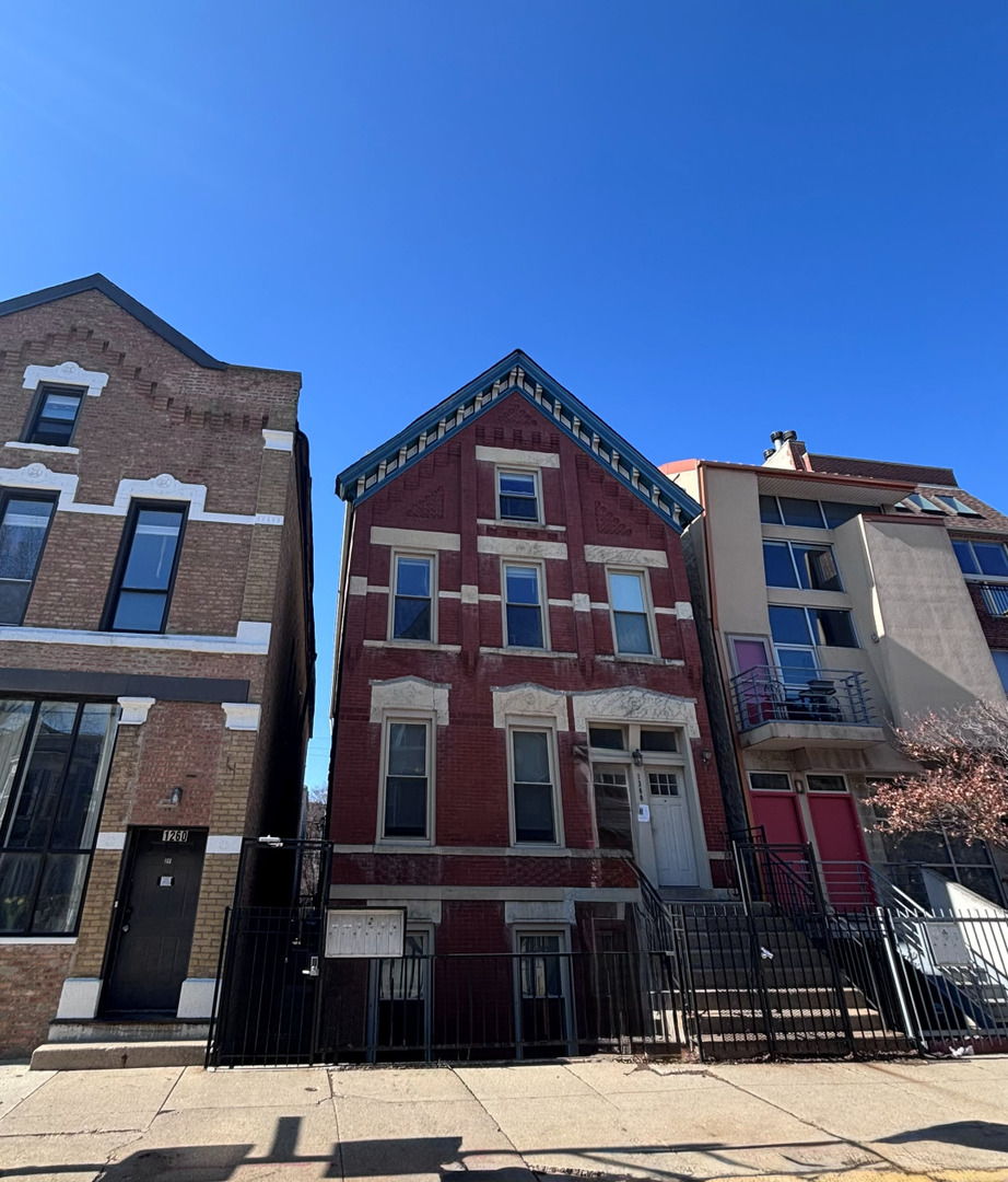 1300 N Greenview Avenue 1F