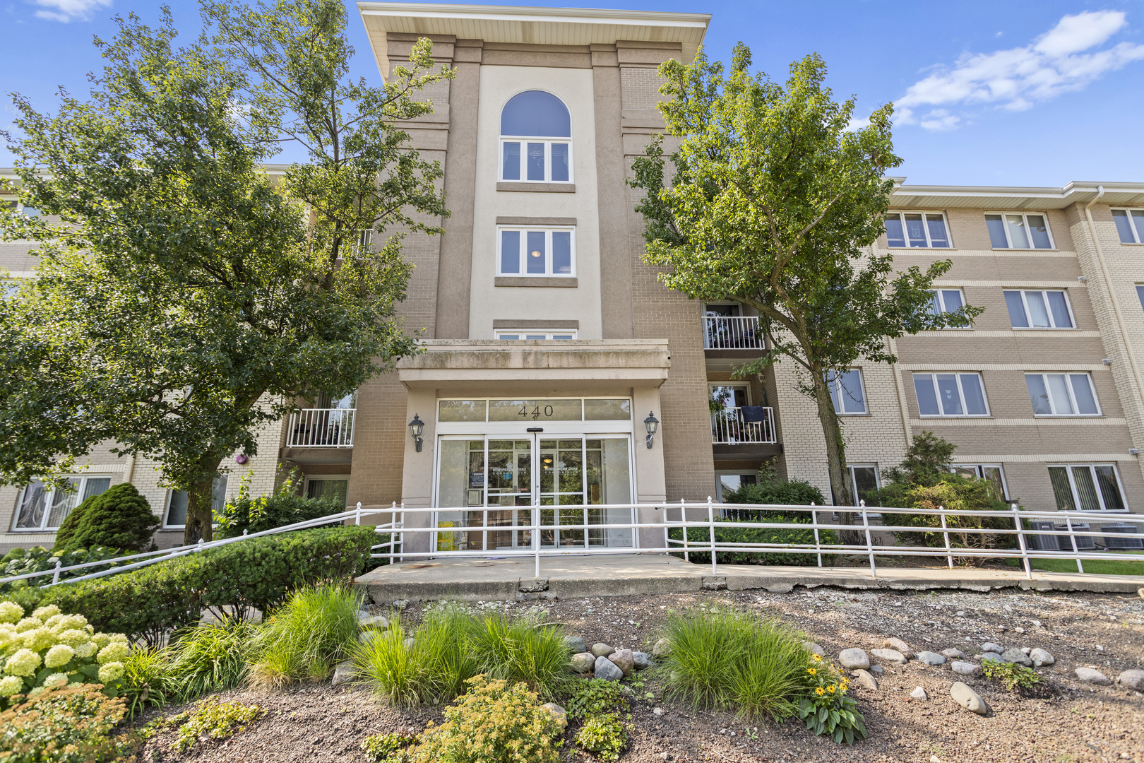 440 E MONTROSE Avenue 209