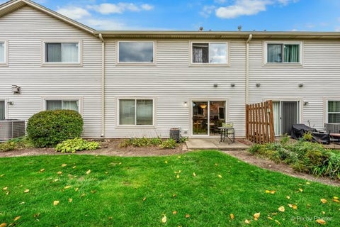Tiny photo for 289 Nicole Drive #B, South Elgin, IL 60177 (MLS # 12785405)