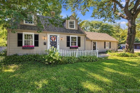 Photo of 1350 Garfield Avenue, Aurora, IL 60506 (MLS # 12780520)