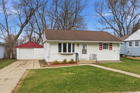 Photo of 270 Ridge Avenue, Crystal Lake, IL 60014 (MLS # 12593195)